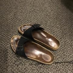 Szandál Birkenstock, amint azt Van der Valk Hotel Zwolle az iLost segítségével jelentette.