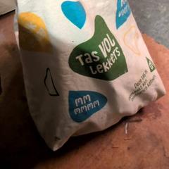 토트 백 Filled with food (yoghurt and smeerkaas), iLost를 사용하여 KABUL à GoGo / Teatro에 보고됨