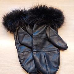 إكسسوارات الملابس، كما تم الإبلاغ عنه بواسطة Regio Limburg - Leuven عبر iLost