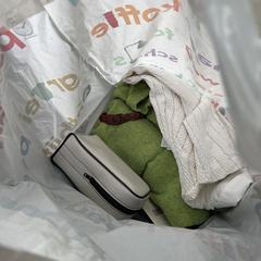 HEMA plastic tas met handdoek, shirtje en boekjes an iLost gemeldet