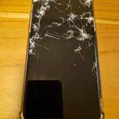 Iphone with some papers in case, iLost에 보고됨