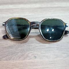 Lunettes de soleil, rapporterat av CARS HANGARD med iLost