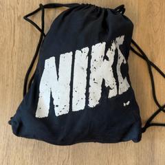 حقيبة الجمباز - Nike، كما تم الإبلاغ عنه بواسطة Centraal magazijn عبر iLost