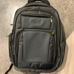 Mochila Caterpillar met achternaam van Ilyas, segundo informou Gemeente Amsterdam usando iLost