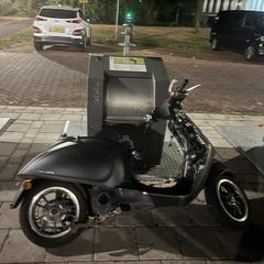 Vespa scooter, amint azt az iLostnak jelentették.