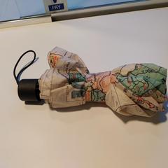 Ombrello landkaart-print, come riportato da Cursus en vergadercentrum Domstad utilizzando iLost