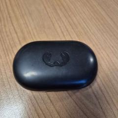 Øretelefonetui Zwart, som rapportert av Connexxion Zeeland ved bruk av iLost