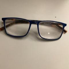 Briller Blue frame and brown glasses, som rapportert av MEININGER Hotel Budapest Great Market Hall ved bruk av iLost
