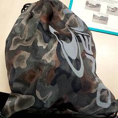 Borsa da ginnastica Camo, come riportato da Regio Limburg - Leuven utilizzando iLost