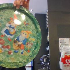 Prato Teller mit Gartenmuster, como reportado por MEININGER Hotel Hamburg City Center utilizando o iLost