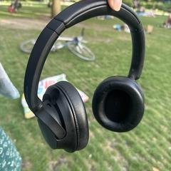Black Sony headphones، كما تم الإبلاغ عنه عبر iLost