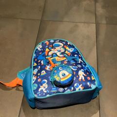 어린이 배낭 Blue with space figures, iLost를 사용하여 MEININGER Hotel Amsterdam City West에 보고됨