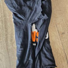 Camisa Zwart met opschrift, ha sido reportado por Regio West-Vlaanderen con iLost
