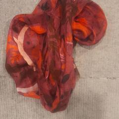 Šátek sjaalrj, jak nahlášeno Internationaal Theater Amsterdam pomocí iLost