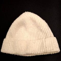 Bonnet pour bébé blanc en laine, a été signalé par IKEA Marseille La Valentine utilisant iLost