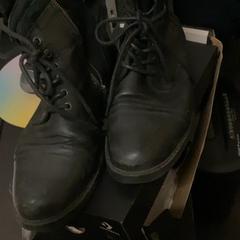 Sko Black leader, rapporterat av MEININGER Hotel Berlin Alexanderplatz med iLost