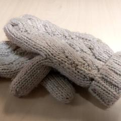 Roupa - Handschoenen beige, segundo informou Regio Oost-Vlaanderen usando iLost