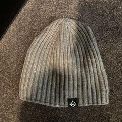 Kapelusz Grey, zgłoszono przez Leonardo Hotel Amsterdam Rembrandtpark przy użyciu iLost