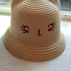 Hoedje Stro, beige met gezicht van poesje erop, ako bolo nahlásené DierenPark Amersfoort pomocou iLost