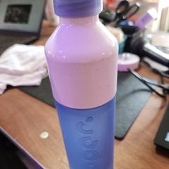 Botella de agua Dopper, Blauw, ha sido reportado por Into The Great Wide Open con iLost