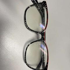 Ulleres, segons ha informat TheaterHangaar mitjançant iLost