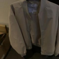 Giacca Grey, come riportato da Van der Valk Hotel Heerlen utilizzando iLost