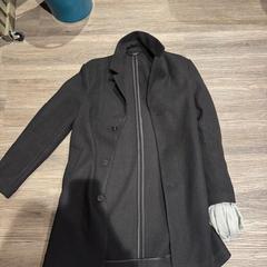 Casaco black, como reportado por Amsterdam ID Aparthotel utilizando o iLost