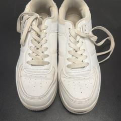 Sko White, som rapportert av ibis Styles Rotterdam Ahoy ved bruk av iLost