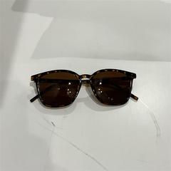 Slnečné okuliare ベッコウ柄, ako bolo nahlásené IKEA原宿 pomocou iLost