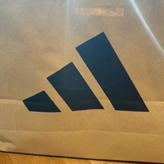 İLost kullanarak Designer Outlet Roermond tarafından bildirildiği gibi Purchase adidas