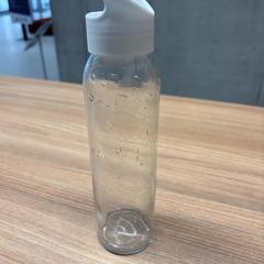 Vattenflaska glass, white cap, rapporterat av Vrije Universiteit Brussel (VUB) med iLost