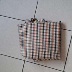 Sál à carreaux, amint azt ilévia az iLost segítségével jelentette.