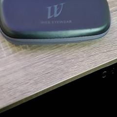 Brilleetui med briller Web Eyewear, som rapportert av EBS Tramplein ved bruk av iLost