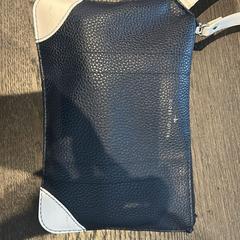 Toilettas Donkerblauw, ha sido reportado por Van der Valk Hotel Amsterdam-Amstel con iLost