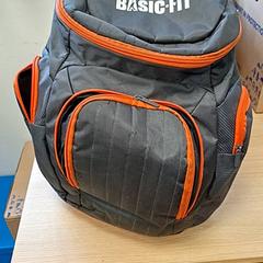 Mochila grijs en oranje, basic-fit, ha sido reportado por Regio Antwerpen - Brussel con iLost