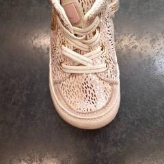 Gyerekcipő, amint azt Rotterdam The Hague Airport az iLost segítségével jelentette.