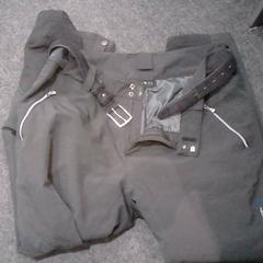 Calças de ski, como reportado por SnowWorld Landgraaf utilizando o iLost