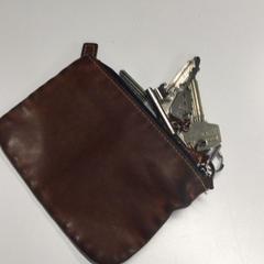 Chave de carro bruine portemonnee, como reportado por Gemeente Haarlem utilizando o iLost