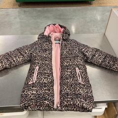 Barnjacka rosa rosa leopardmöns, gemeldet von IKEA Umeå über iLost