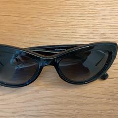 Slnečné okuliare Schwarz, ako bolo nahlásené Schönbrunn "Group Center" pomocou iLost