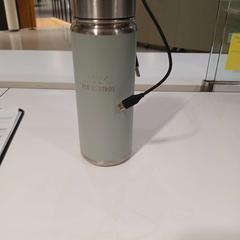 Flaske & Usb-c kabel, som rapportert av Cursus en vergadercentrum Domstad ved bruk av iLost