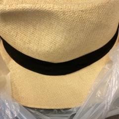 Cappello, come riportato da MEININGER Hotel Brussels City Center utilizzando iLost