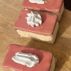 Drie keramieken tompoucen, iLost'a bildirildiği gibi