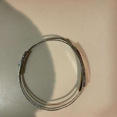 Náramek bracelet, jak nahlášeno Room Mate Bruno pomocí iLost