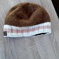 ビーニー Bruin met wit/Rose  bies がiLostで EBS Tramplein によって報告されました