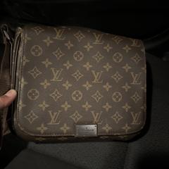 Louis Vuitton tas، كما تم الإبلاغ عنه عبر iLost
