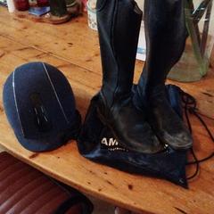 Blauwe rugzak met rijcap [m54-56] en laarzen [m38] がiLostに報告されました