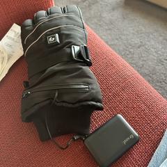 FS zwarte handschoen met verwarming, segons s'ha informat a iLost