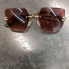 Napszemüveg, amint azt Rotterdam The Hague Airport az iLost segítségével jelentette.