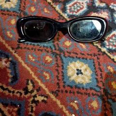 Gafas de sol, ha sido reportado por KABUL à GoGo / Teatro con iLost